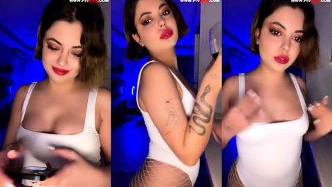 tango doa beyaz bodysinde memelerini açıp parmaklıyor