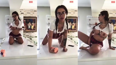shawty tango yayınında dildosunu emip amına sokuyor