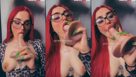 ayda tangoda dildoyu yalayıp emiyor
