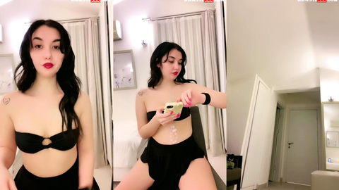 tango aymila siyah tangasıyla poz verip sigara içiyor