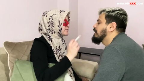TÜRBANLI KRALİÇE KÖLESİNE ACIMIYOR