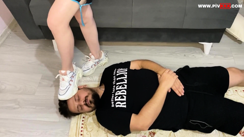 KRALİÇE KÖLESİNİ AYAĞININ ALTINDA EZİYOR, PASPAS YAPIYOR