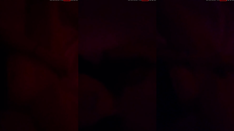 meltem bakır onlyfans videosunda karanlıkta vücudunu okşuyor