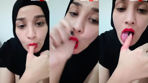 türbanlı sevim parmağını yalayıp dilini çıkarıyor