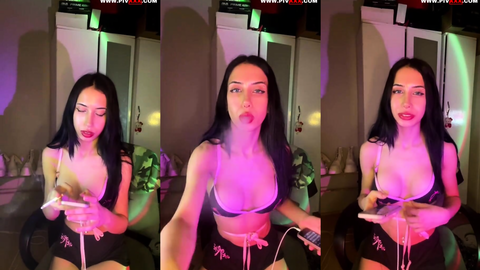 lola tangoda dildosunu yalayıp memelerini okşuyor