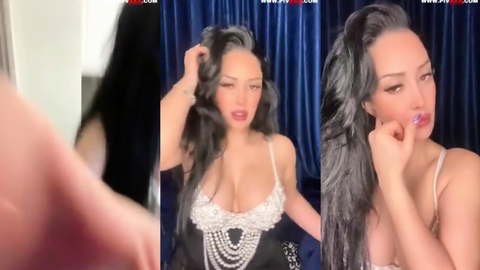zemheri tango tangoda iri memelerini gösterip kahve içiyor