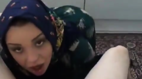 Yarrağa susamış türbanlı hatun deliler gibi sakso çekiyor