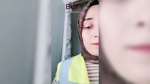 Türbanlı Türk kızı, inşaat alanında azmış show yapıyorr.