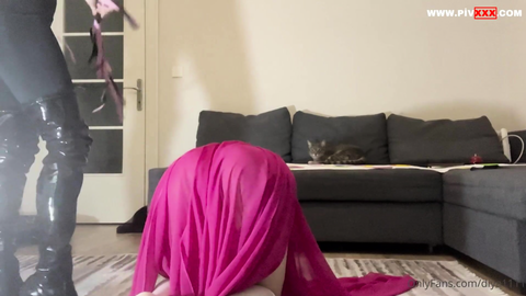 Sissy köleyi domaltıp kırbaçladık