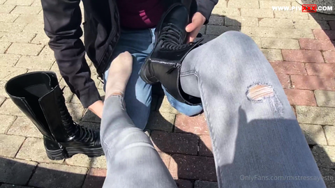 Worship my divine feet!