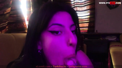 Nadeleine Ifşa Klasikleşen Hüpleterek Dildo Yalama